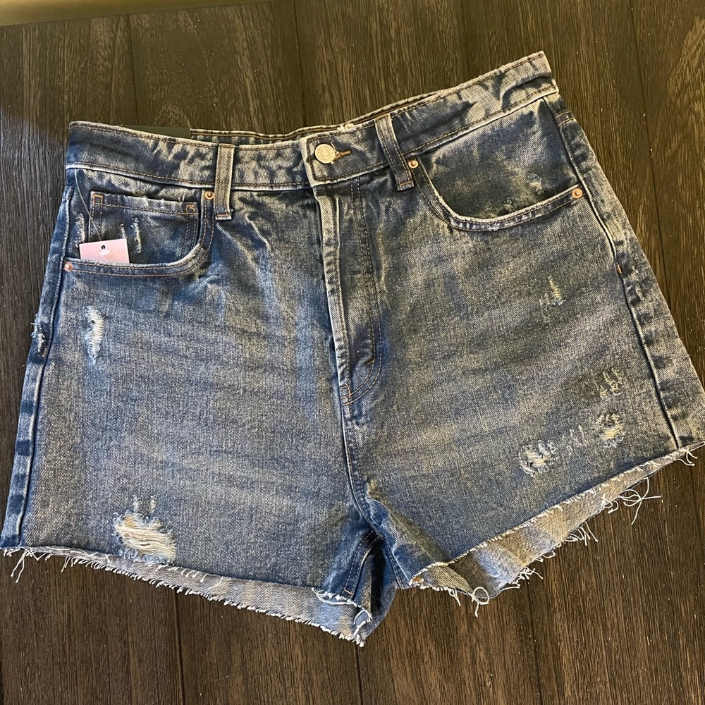 Cute Women’s Ripped Jean Shorts. (New)